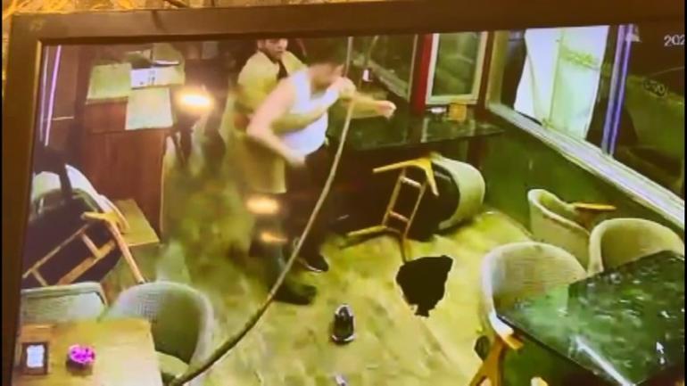 İstanbuldaki mekanda dehşet İşletme sahibini ve arkadaşlarını feci şekilde dövdüler... | Adam boksör, tek yumrukla bayıltmış