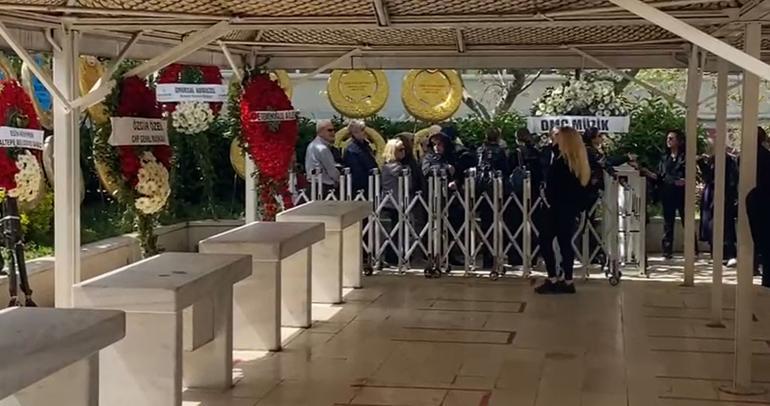 Tarkan'dan annesi Neşe Tevetoğlu'na veda... Gözyaşlarına boğuldu - Son ...