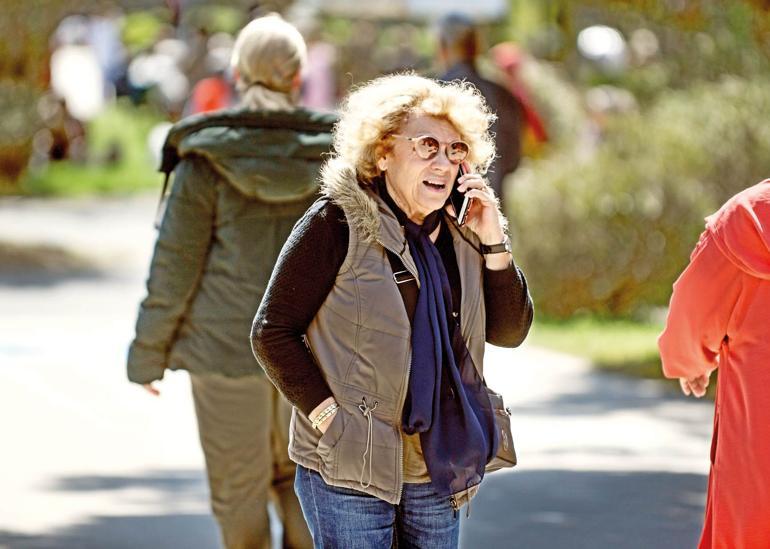 Depremin ardından haberleşme aksadı ama devam etti... Aksayan iletişime internet yetişti