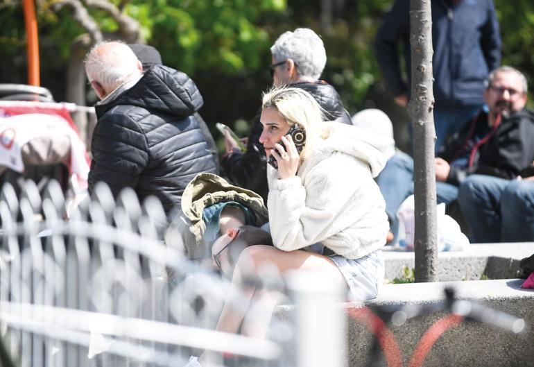 Depremin ardından haberleşme aksadı ama devam etti... Aksayan iletişime internet yetişti