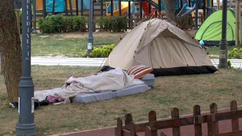 İstanbulda bazı vatandaşlar geceyi parklarda geçirdi | Hala sallanıyor