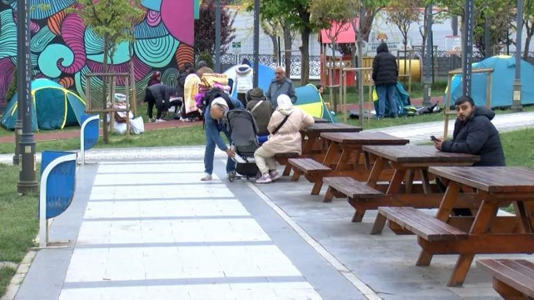 İstanbulda bazı vatandaşlar geceyi parklarda geçirdi | Hala sallanıyor