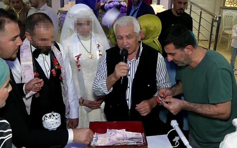 Davetli gibi d���ne gitti, tak� t�reninde paralar� �al�p gelin ve damada su ikram etti