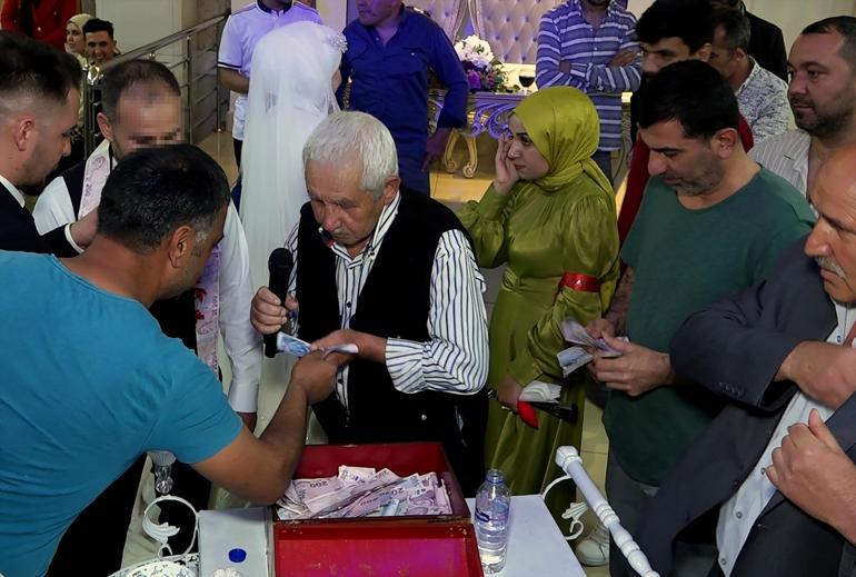 Davetli gibi düğüne gitti, takı töreninde paraları çalıp gelin ve damada su ikram etti