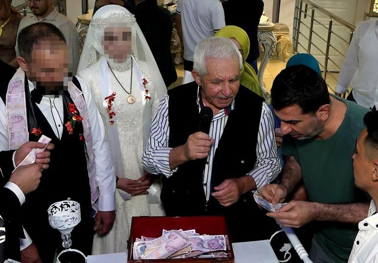 Davetli gibi düğüne gitti, takı töreninde paraları çalıp gelin ve damada su ikram etti