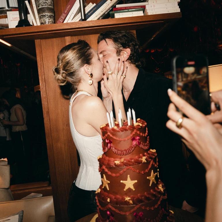 La première photo d'amour est arrivée après deux ans... Un baiser devant le gâteau d'anniversaire