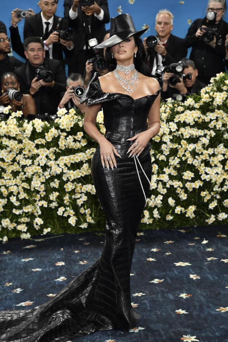Met Gala 2025: Yılın davetinde sürpriz dolu unutulmaz anlar… Kırmızı halıya karnı burnunda gelenler, makyajsız çıkanlar ve aşkını ilan edenler