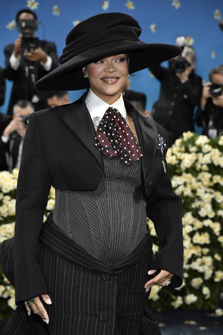 Met Gala 2025: Yılın davetinde sürpriz dolu unutulmaz anlar… Kırmızı halıya karnı burnunda gelenler, makyajsız çıkanlar ve aşkını ilan edenler