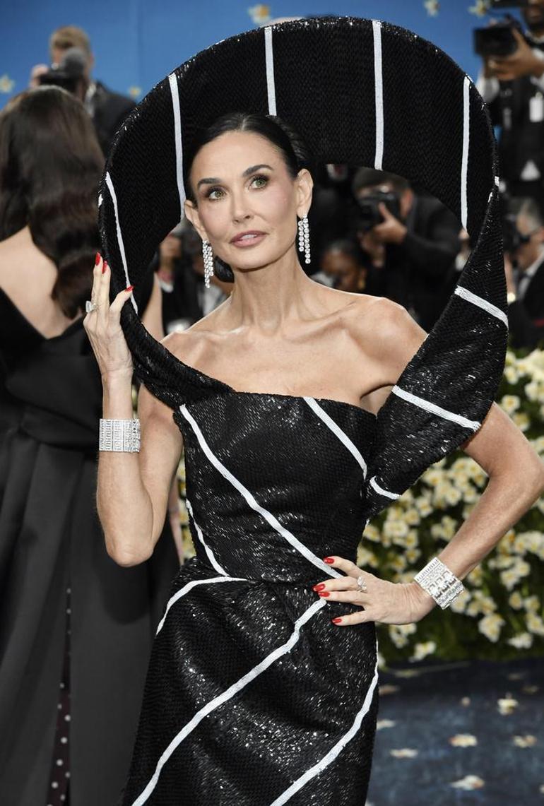 Met Gala 2025: Yılın davetinde sürpriz dolu unutulmaz anlar… Kırmızı halıya karnı burnunda gelenler, makyajsız çıkanlar ve aşkını ilan edenler