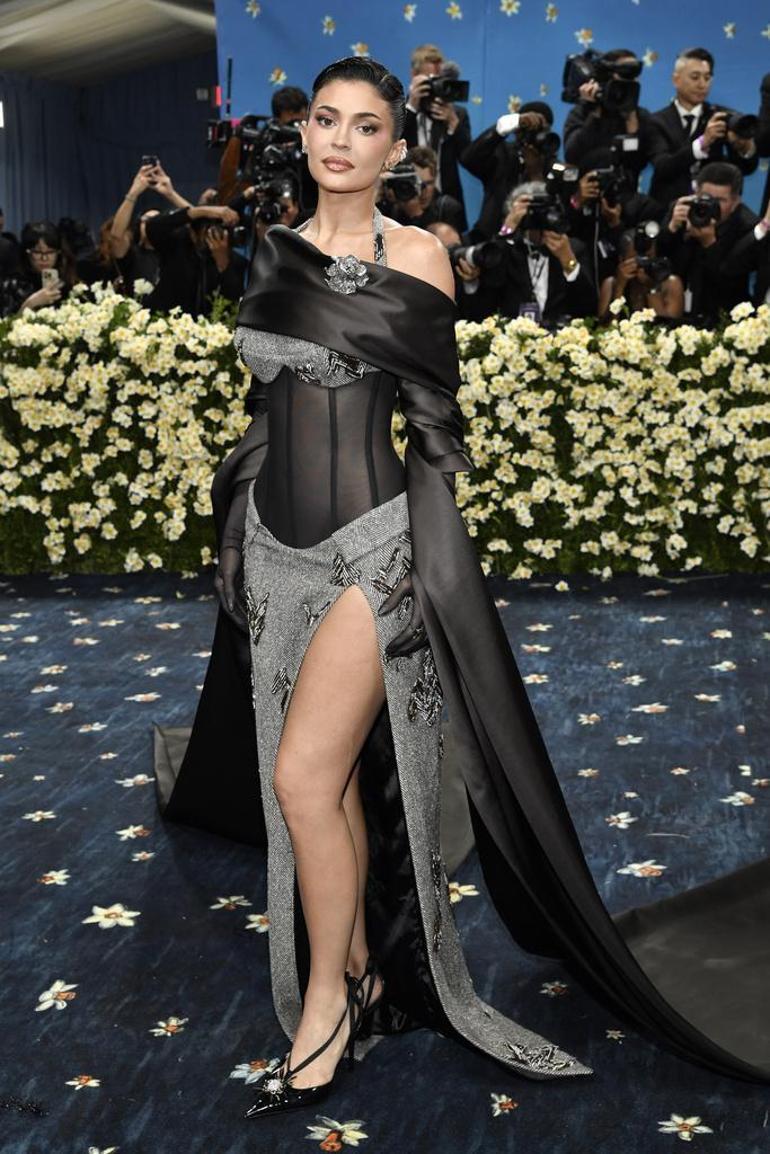 Met Gala 2025: Yılın davetinde sürpriz dolu unutulmaz anlar… Kırmızı halıya karnı burnunda gelenler, makyajsız çıkanlar ve aşkını ilan edenler