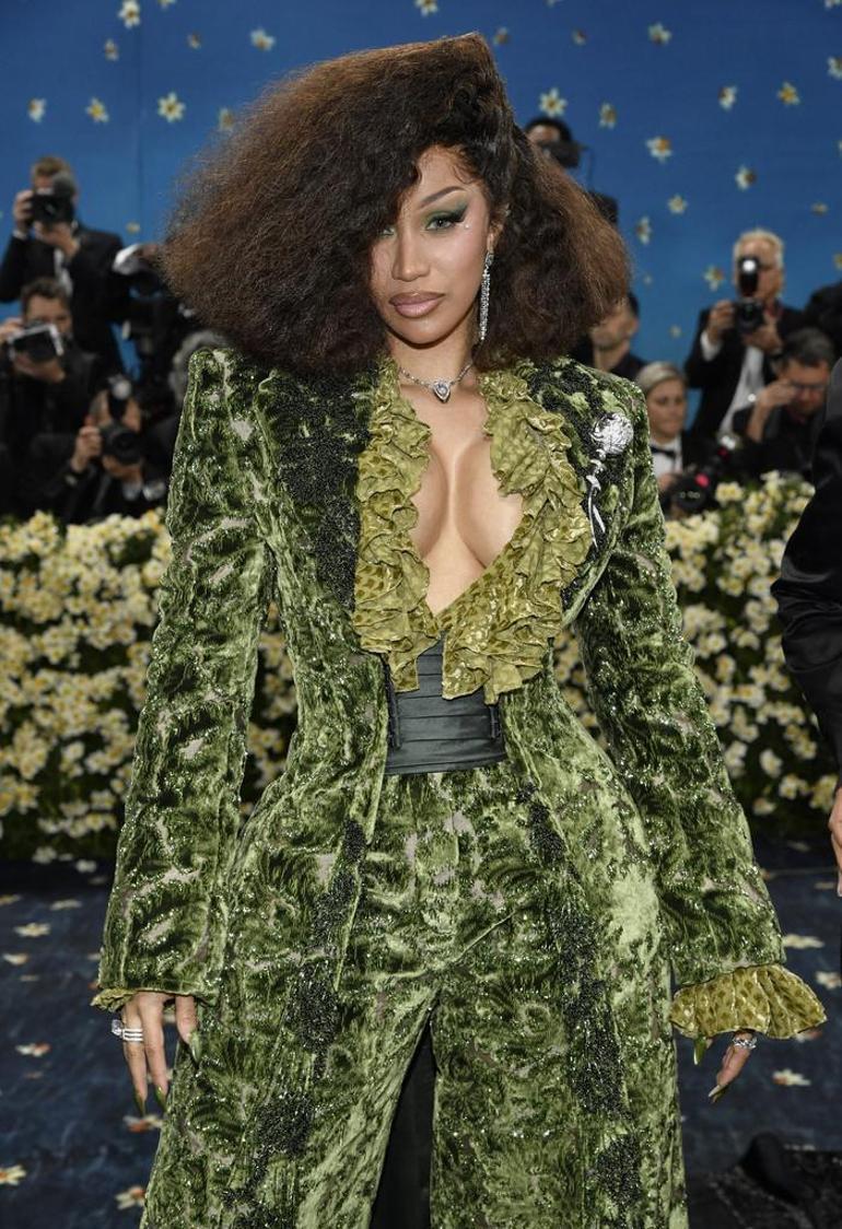 Met Gala 2025: Yılın davetinde sürpriz dolu unutulmaz anlar… Kırmızı halıya karnı burnunda gelenler, makyajsız çıkanlar ve aşkını ilan edenler