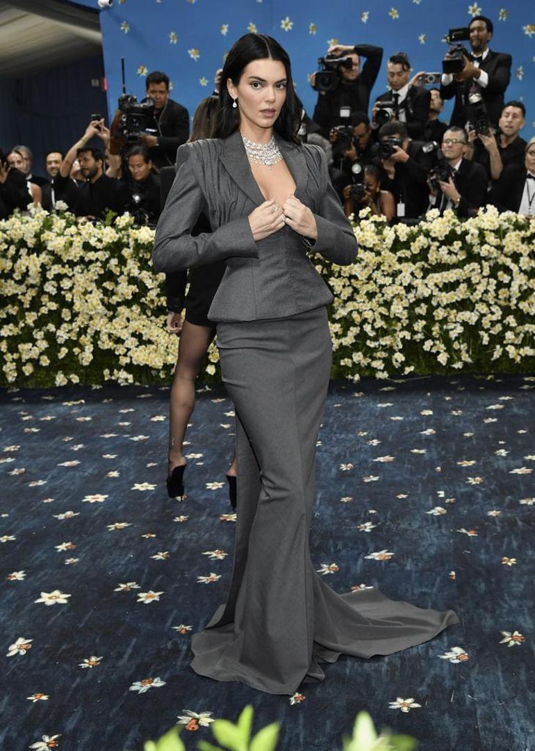 Met Gala 2025: Yılın davetinde sürpriz dolu unutulmaz anlar… Kırmızı halıya karnı burnunda gelenler, makyajsız çıkanlar ve aşkını ilan edenler