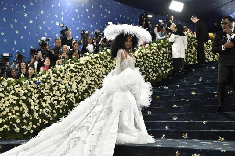 Met Gala 2025: Yılın davetinde sürpriz dolu unutulmaz anlar… Kırmızı halıya karnı burnunda gelenler, makyajsız çıkanlar ve aşkını ilan edenler