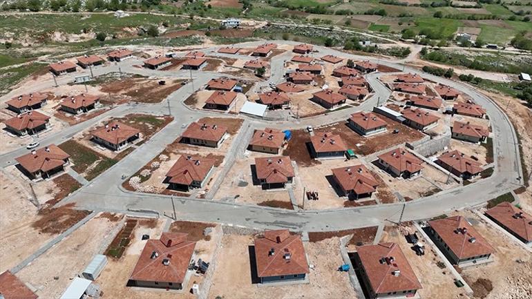 Bakan Kurum yeniden inşa edilen Zey köyünün görüntülerini paylaştı