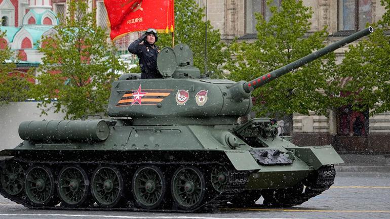 İngilizlerden şok iddia: Ruslar askeri geçit için bile tank bulamıyor...