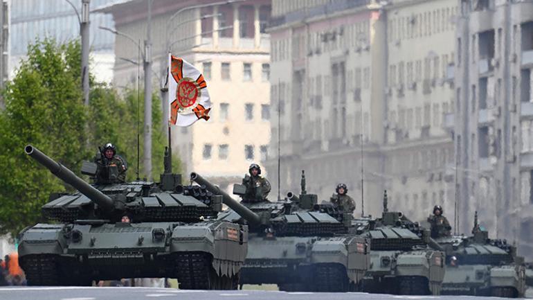 İngilizlerden şok iddia: Ruslar askeri geçit için bile tank bulamıyor...