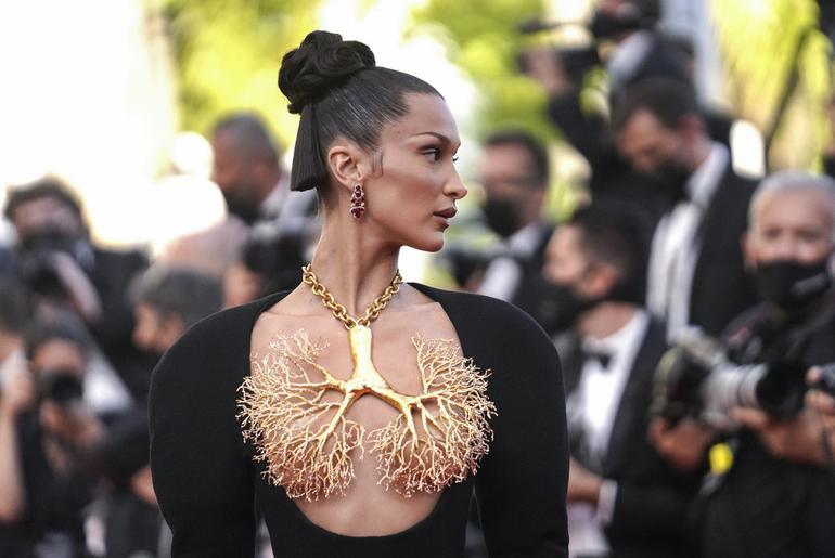 Ünlü modelin yeni imajı… İstediğini giyemeyince saçını değiştirdi