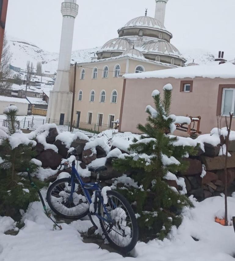 Erzuruma mayısın ortasında lapa lapa kar yağdı... Bu illerde yaşayanlar dikkat Prof. Dr. Şenden kuvvetli yağış uyarısı