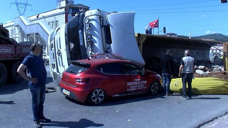 Sultanbeylide dehşete düşüren kaza Hafriyat kamyonu otomobilin üzerine devrildi