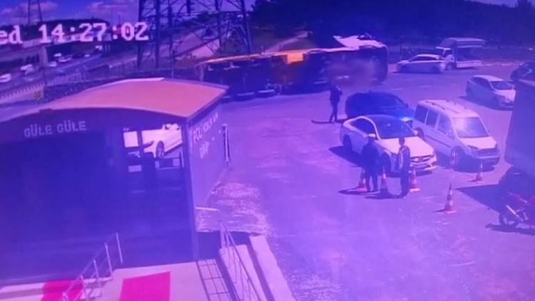 Sultanbeylide dehşete düşüren kaza Hafriyat kamyonu otomobilin üzerine devrildi