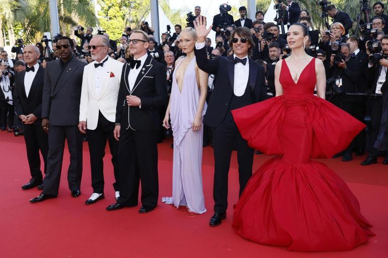 Herkes bu anı bekliyordu… Yılın galasına yıldız yağdı… Eleştirmenlerin beğenmediği filmi seyirci ayakta alkışladı