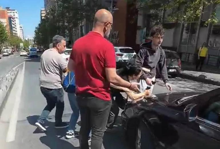  Aracından inip yaya geçidindeki genci dövdü