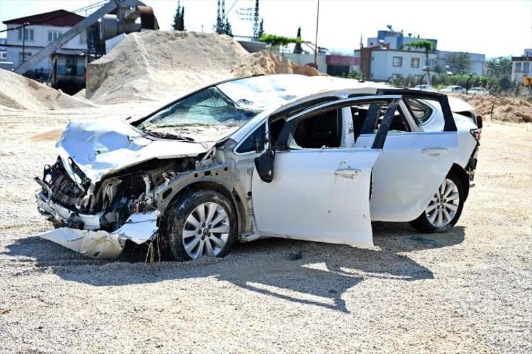 Bir kenti sel vurdu Suya kapılan otomobillere ulaşıldı... Moloz yığınlarının arasındaki araçlar hurdaya döndü