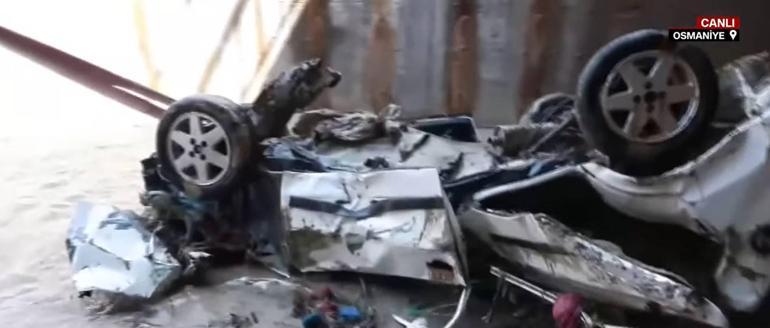 Bir kenti sel vurdu Suya kapılan otomobillere ulaşıldı... Moloz yığınlarının arasındaki araçlar hurdaya döndü