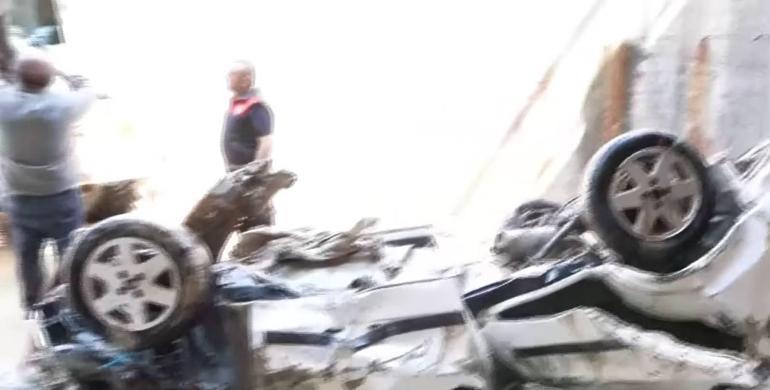 Bir kenti sel vurdu Suya kapılan otomobillere ulaşıldı... Moloz yığınlarının arasındaki araçlar hurdaya döndü
