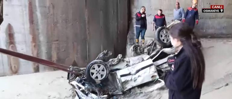 Bir kenti sel vurdu Suya kapılan otomobillere ulaşıldı... Moloz yığınlarının arasındaki araçlar hurdaya döndü