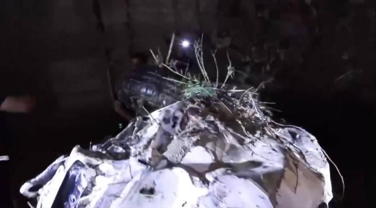 Bir kenti sel vurdu Suya kapılan otomobillere ulaşıldı... Moloz yığınlarının arasındaki araçlar hurdaya döndü
