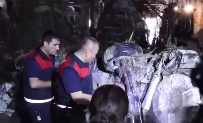 Bir kenti sel vurdu Suya kapılan otomobillere ulaşıldı... Moloz yığınlarının arasındaki araçlar hurdaya döndü