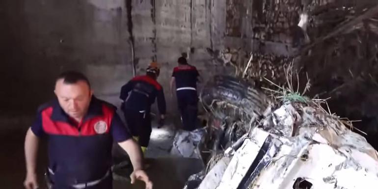 Bir kenti sel vurdu Suya kapılan otomobillere ulaşıldı... Moloz yığınlarının arasındaki araçlar hurdaya döndü