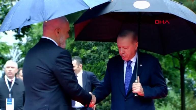 Cumhurbaşkanı Erdoğan Arnavutlukta... Resmi törende samimi anlar