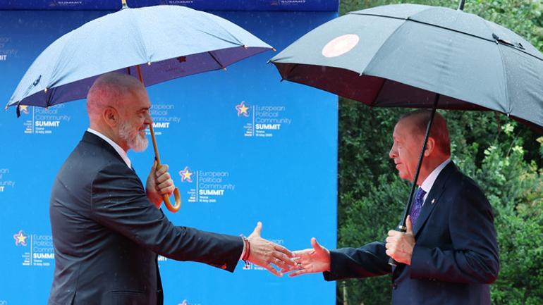 Cumhurbaşkanı Erdoğan Arnavutlukta... Resmi törende samimi anlar