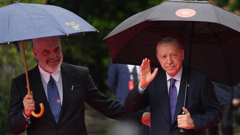 Cumhurbaşkanı Erdoğan Arnavutlukta... Resmi törende samimi anlar
