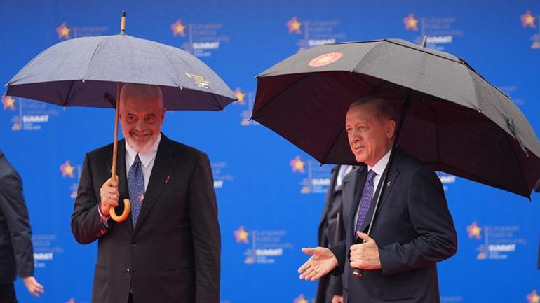 Cumhurbaşkanı Erdoğan Arnavutlukta... Resmi törende samimi anlar