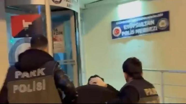 Metrobüs durağını mesken tutmuşlardı... Polisler takibe alıp kıskıvrak yakaladı