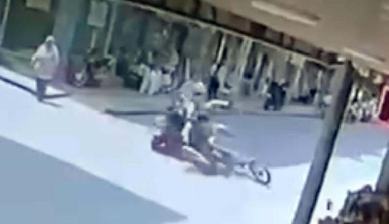 Her biri farklı yönden geliyordu... 3 motosikletin çarpıştığı kaza kamerada