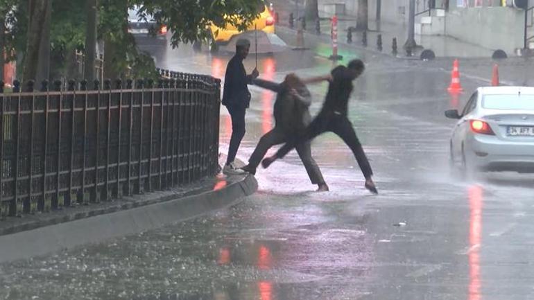 Sağanak ve fırtınaya dikkat Turuncu ve sarı kodlu alarm... Uyarılar art arda geldi