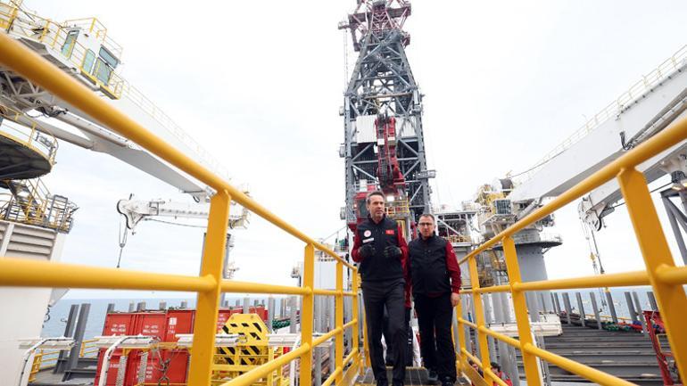 Bakan Bayraktar’dan, Karadeniz’deki Abdülhamid Han’a Ziyaret