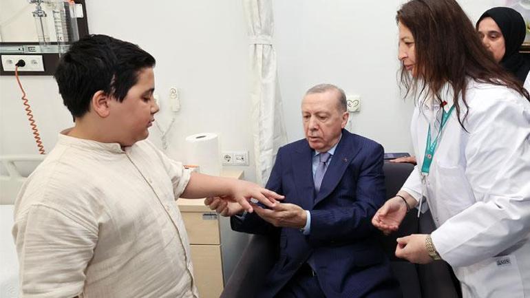 Cumhurbaşkanı Erdoğan, açılışını yaptığı hastanedeki hastaları ziyaret etti