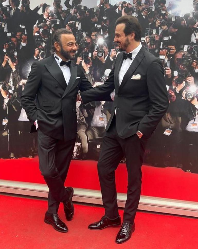 Baba oğul kırmızı halıda