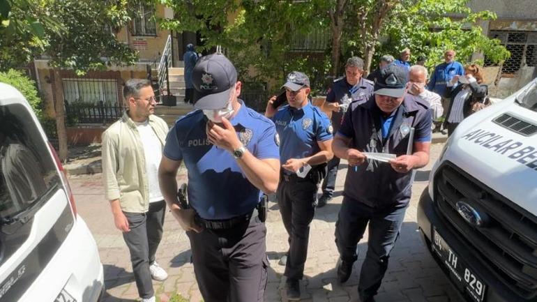 Avcılarda mahallelinin şikayet ettiği eve girildi, kokunun kaynağı ortaya çıktı