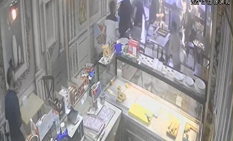 İstanbulda sokaktan geçen araç restorandakileri korkuttu | Anladıktan sonra herkes kendi haline güldü