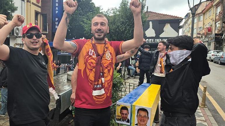 Galatasaraylı taraftarlar sarı-lacivert renkli tabutla yürüdü