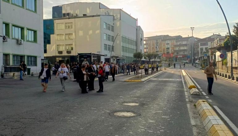 İstanbulda halk otobüsleri kontak kapattı Duraklarda yoğunluk