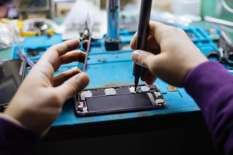 Jouw telefoon zou zich ook in dit gebouw kunnen bevinden. Van over de hele wereld gestolen iPhones worden in China herenigd.
