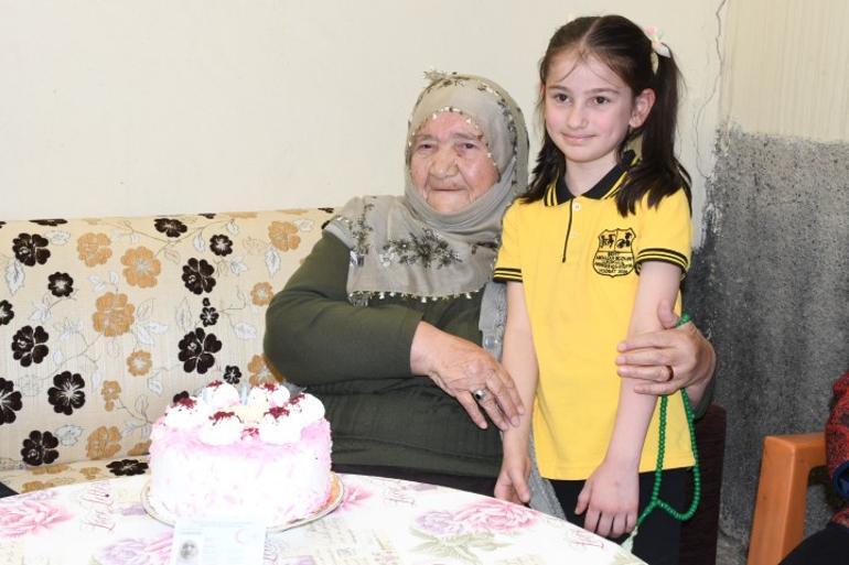 Yaşını tahmin etmeniz çok zor Makbule Ninenin doğum tarihini duyanlar şaşkına dönüyor... | Sağlık çalışanları doğum günü sürprizi yaptı