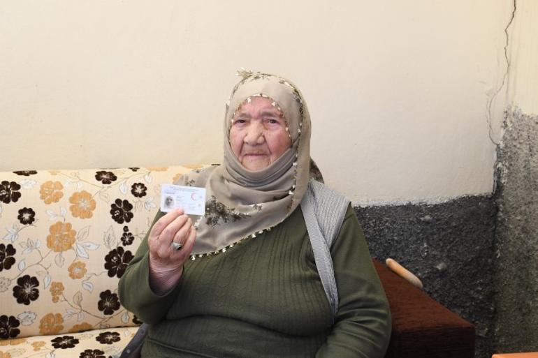 Yaşını tahmin etmeniz çok zor Makbule Ninenin doğum tarihini duyanlar şaşkına dönüyor... | Sağlık çalışanları doğum günü sürprizi yaptı
